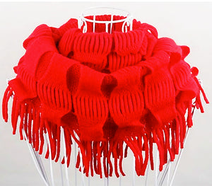 L'écharpe en tricot rouge